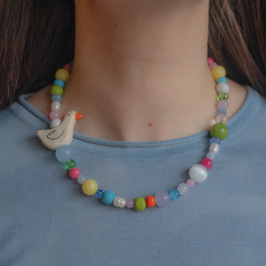 Collana multicolor con paperella bianca