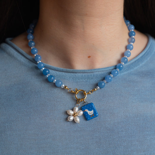 Collana azzurra con moschettone e coppia di ciondoli