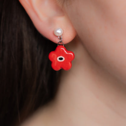 Orecchini con perla e fiore rosso