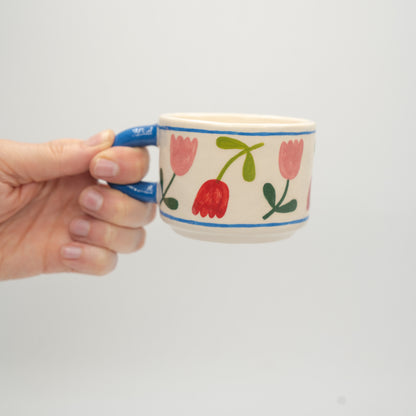 Tazza da cappuccino con tulipani