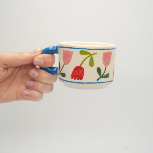 Tazza da cappuccino con tulipani