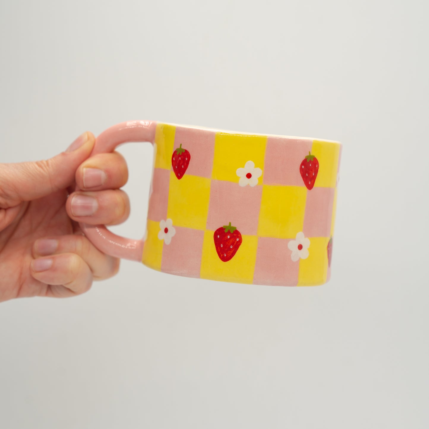 Tazza a quadretti con fragole e fiori