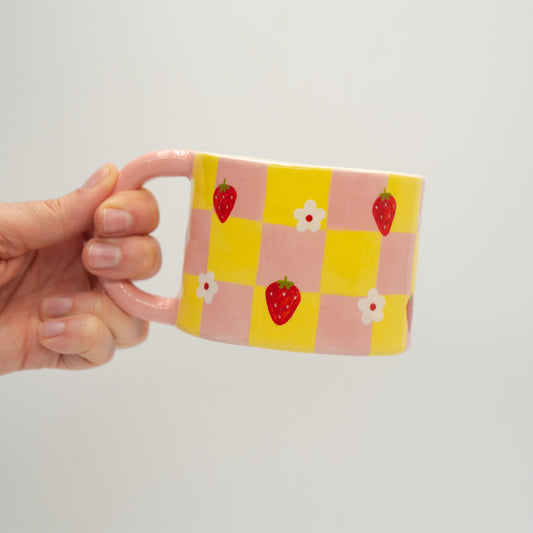 Tazza a quadretti con fragole e fiori