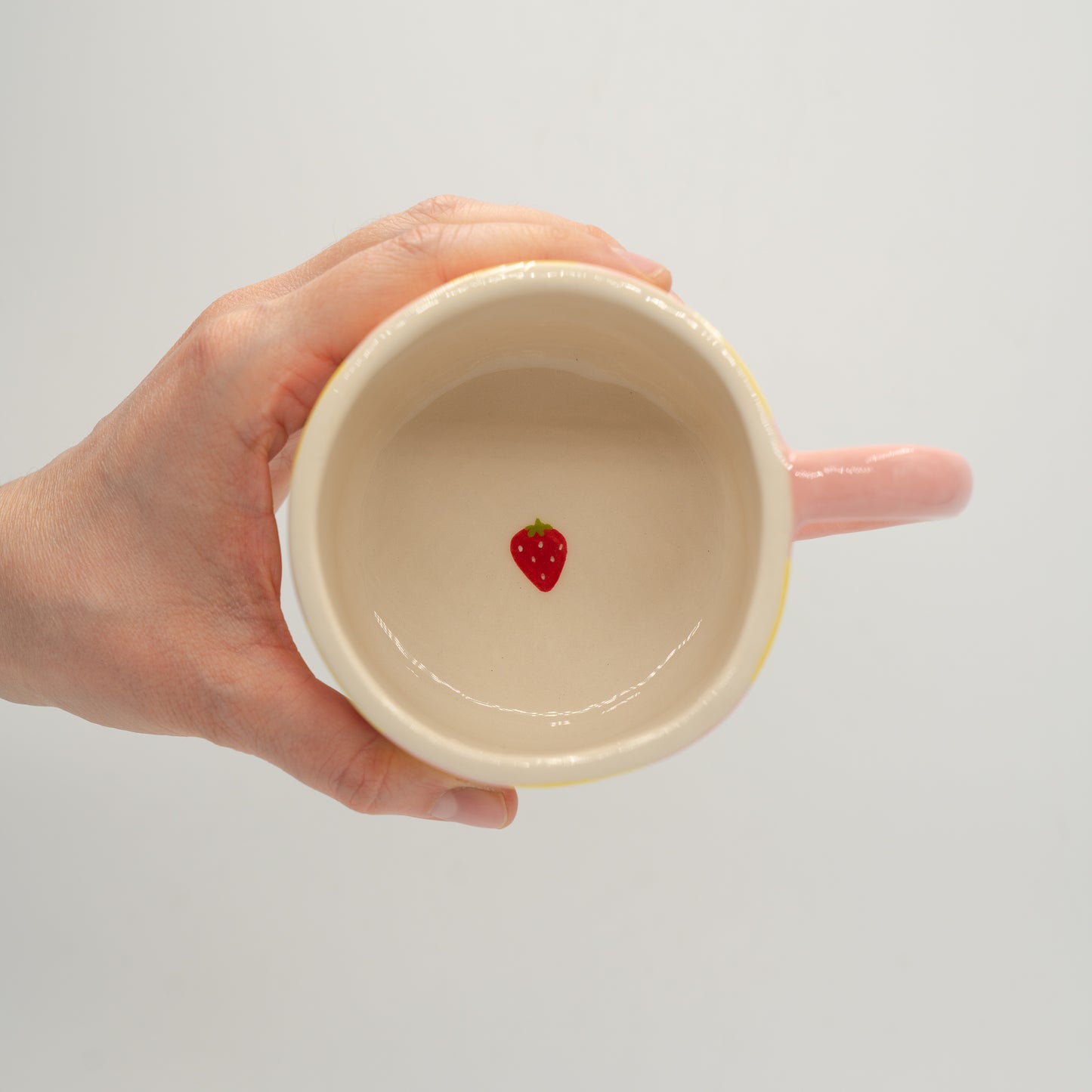 Tazza a quadretti con fragole e fiori