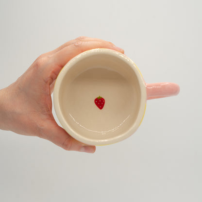 Tazza a quadretti con fragole e fiori