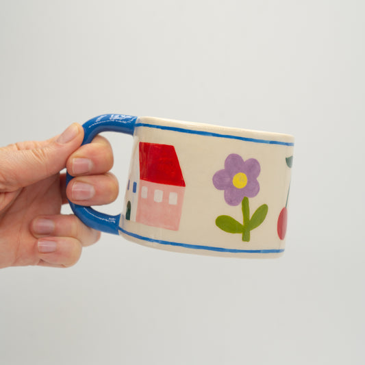 Tazza con disegni e bordo blu