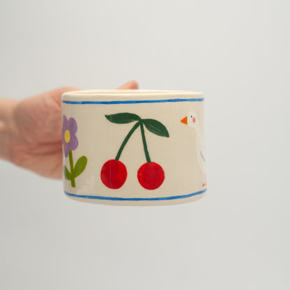 Tazza con disegni e bordo blu