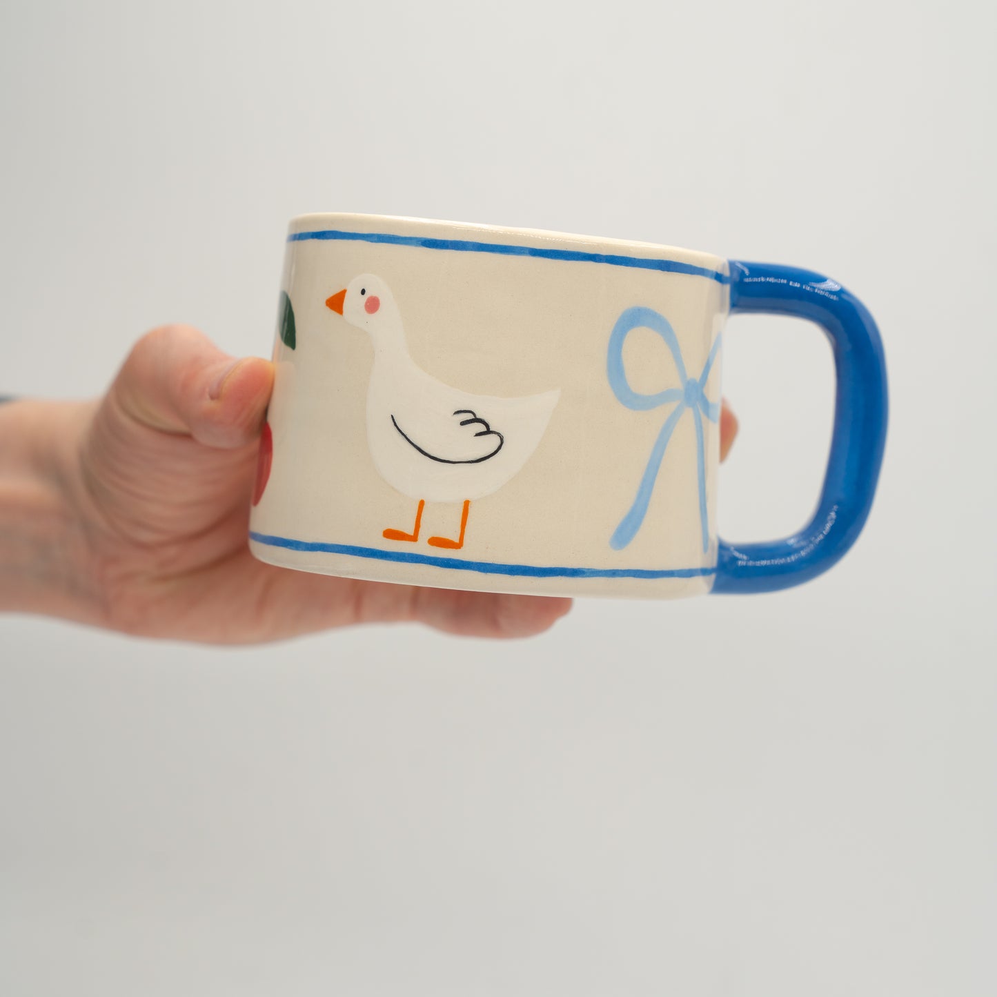 Tazza con disegni e bordo blu