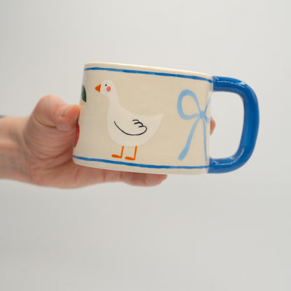 Tazza con disegni e bordo blu