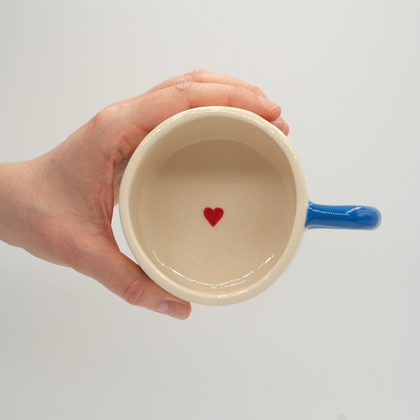 Tazza con disegni e bordo blu