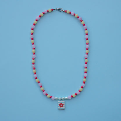 Collana di perline con ciondolo fiore