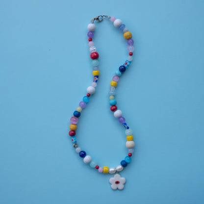Collana colorata con fiore bianco