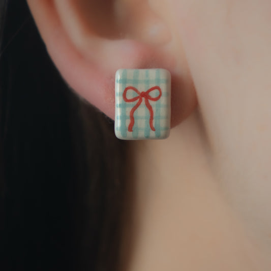 Orecchini a lobo fiocchetti