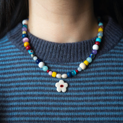 Collana colorata con fiore bianco