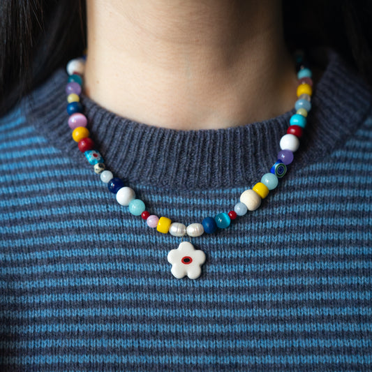 Collana colorata con fiore bianco