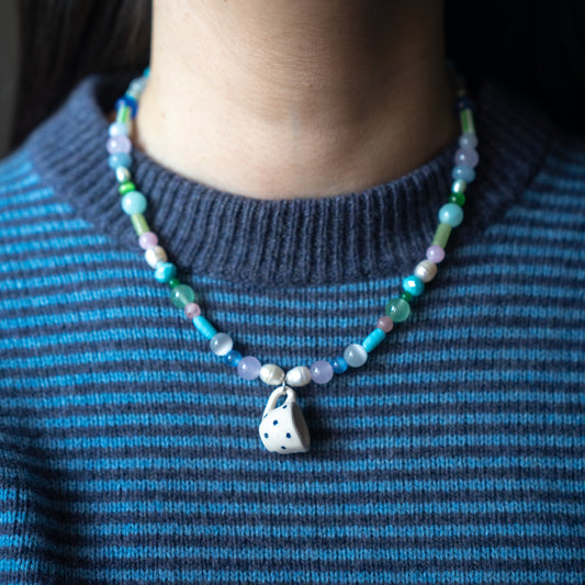 Collana colorata con tazzina