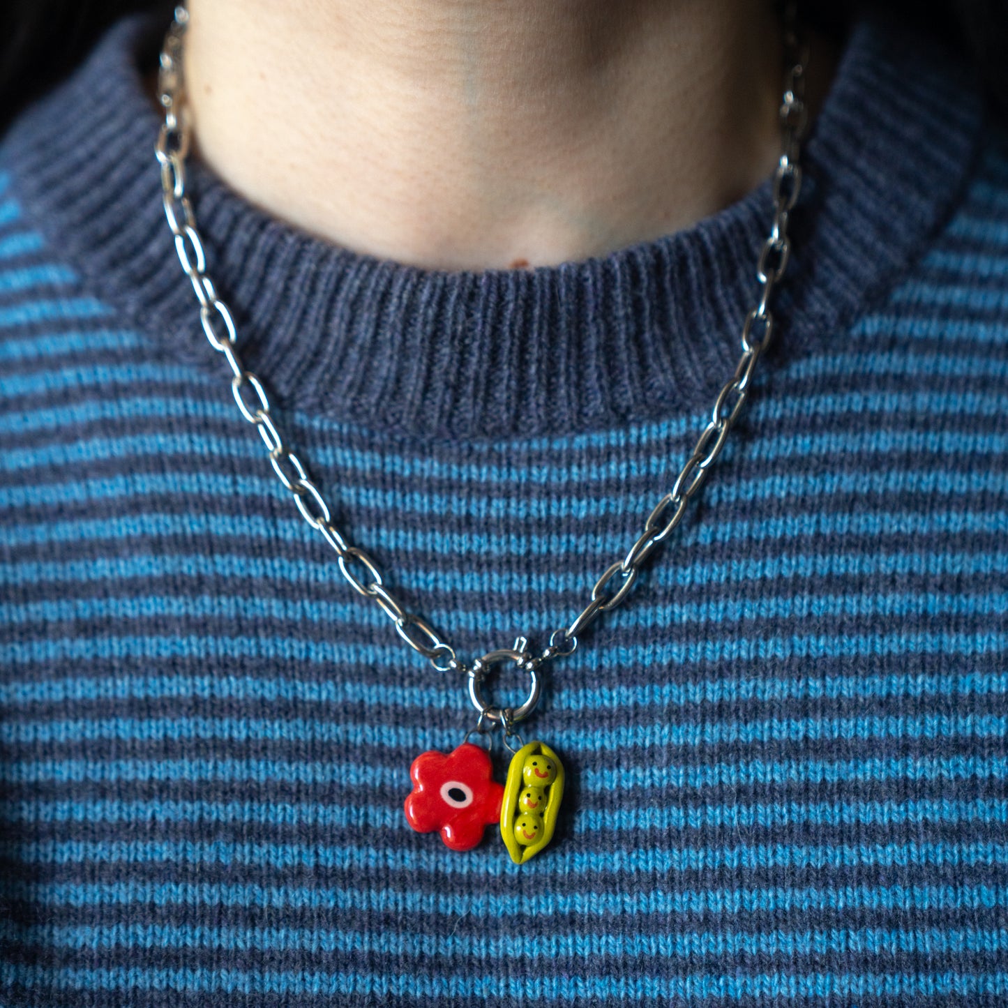 Catenella argento con pisellini e fiore