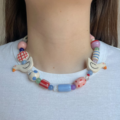 Collana con perline in ceramica e paperelle