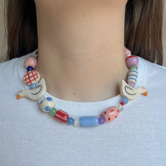 Collana con perline in ceramica e paperelle
