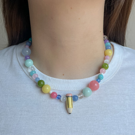 Collana multicolor con matita