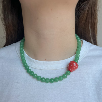 Collana verde con perlina fragola