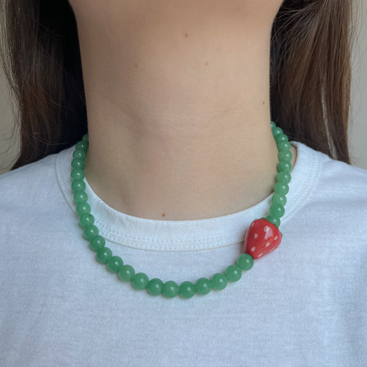 Collana verde con perlina fragola