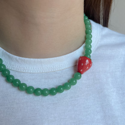 Collana verde con perlina fragola