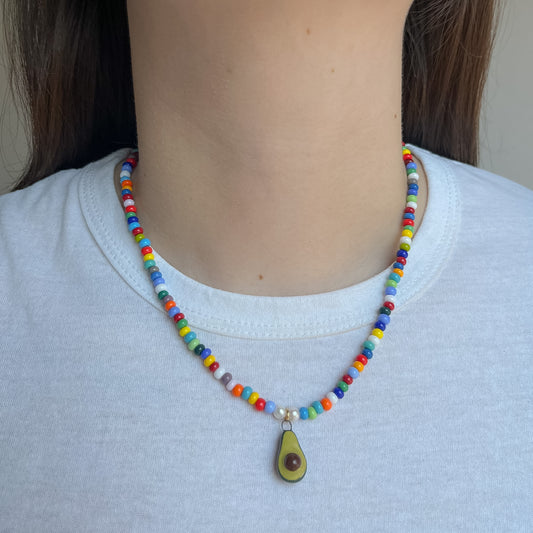 Collana colorata con ciondolo avocado