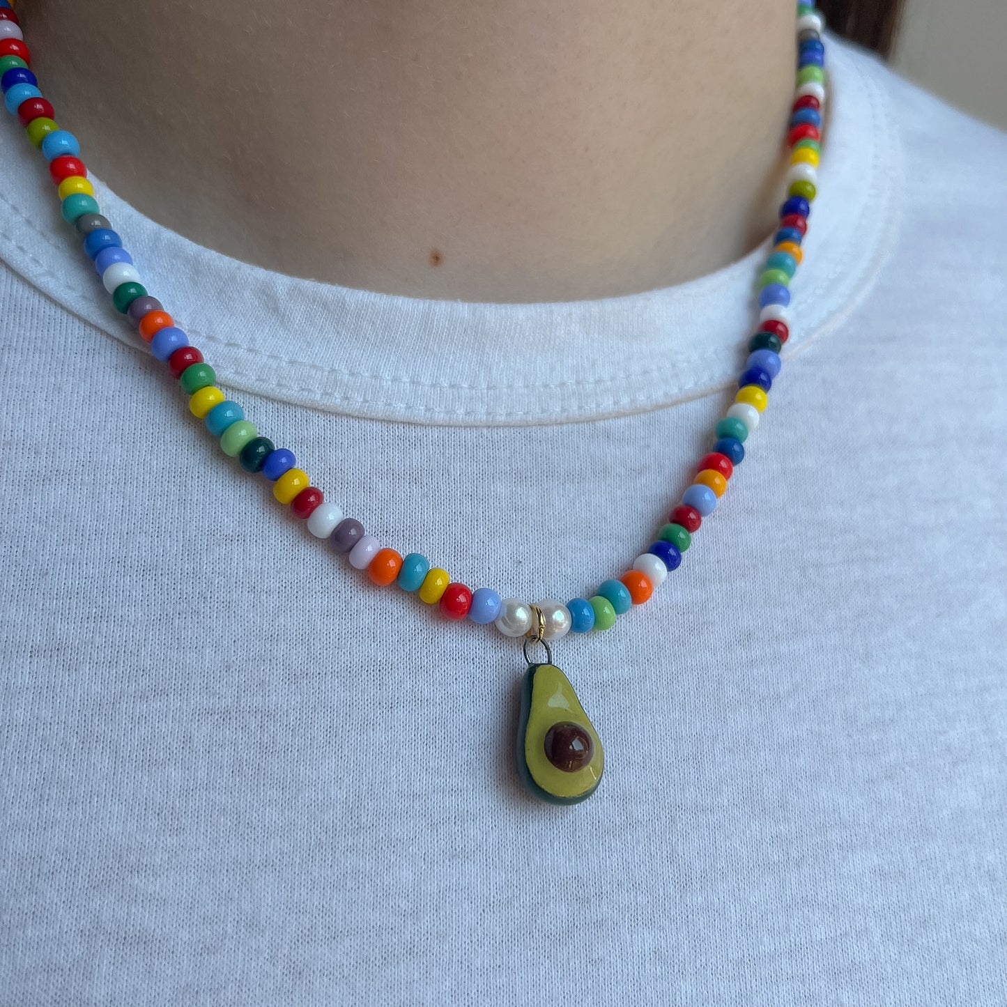 Collana colorata con ciondolo avocado