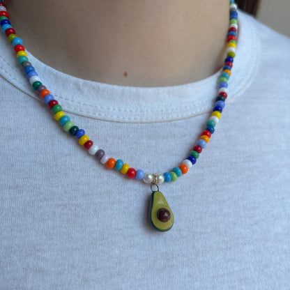 Collana colorata con ciondolo avocado