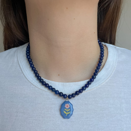 Collana blu con medaglietta fiorellino