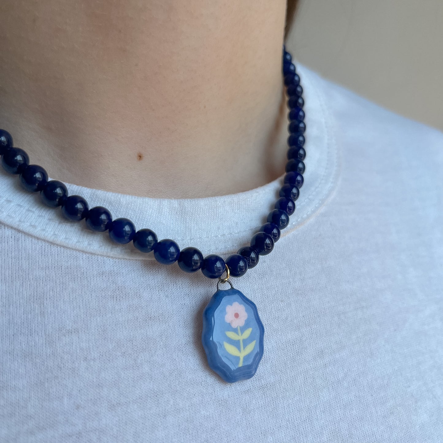 Collana blu con medaglietta fiorellino