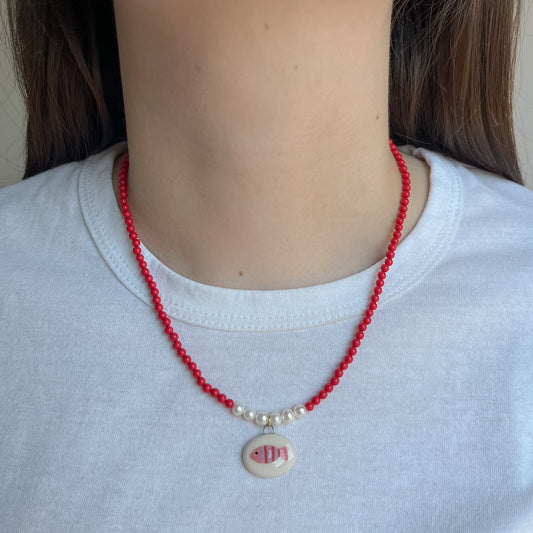 Collana in corallo con medaglietta pesciolino