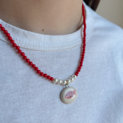 Collana in corallo con medaglietta pesciolino