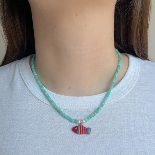 Collana in amazonite con pesciolino rosso