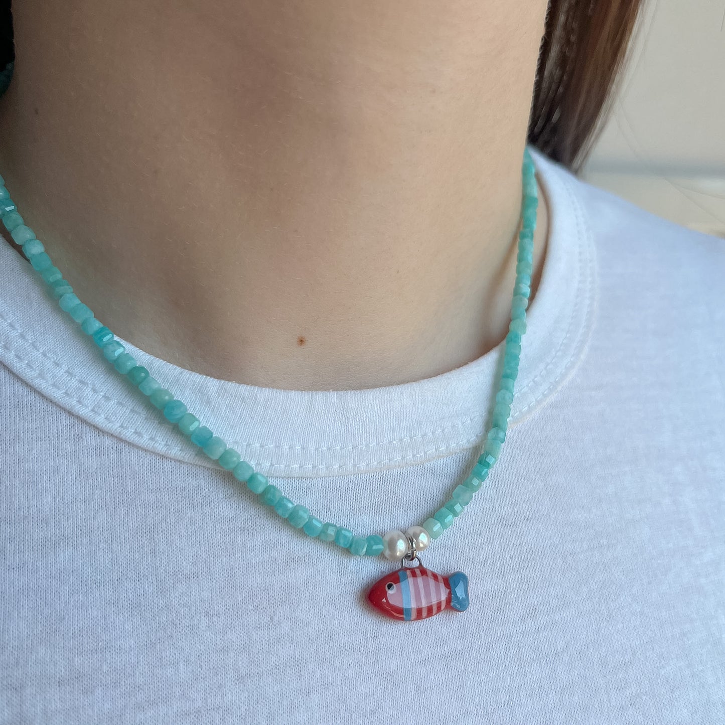 Collana in amazonite con pesciolino rosso