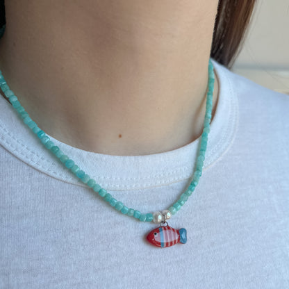 Collana in amazonite con pesciolino rosso