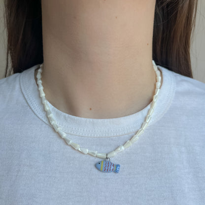 Collana in madreperla con pesciolino azzurro
