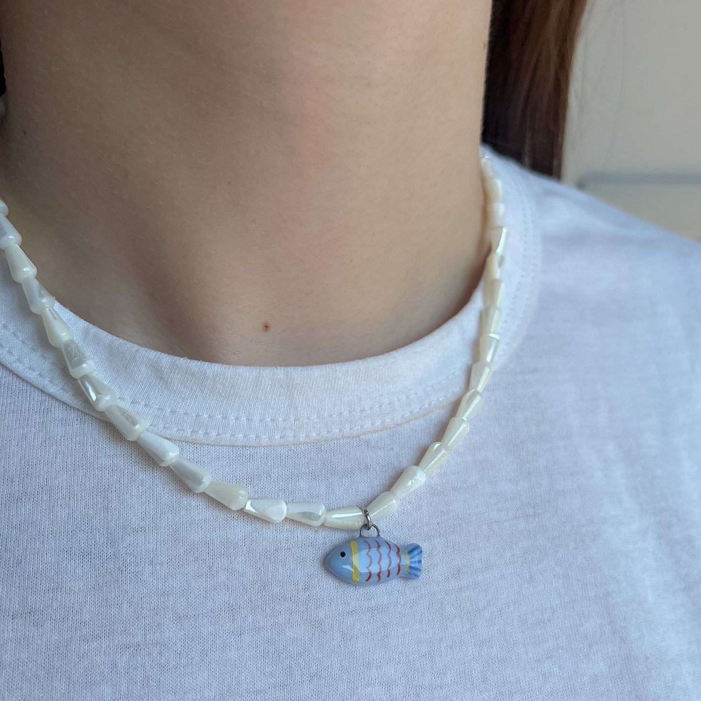 Collana in madreperla con pesciolino azzurro