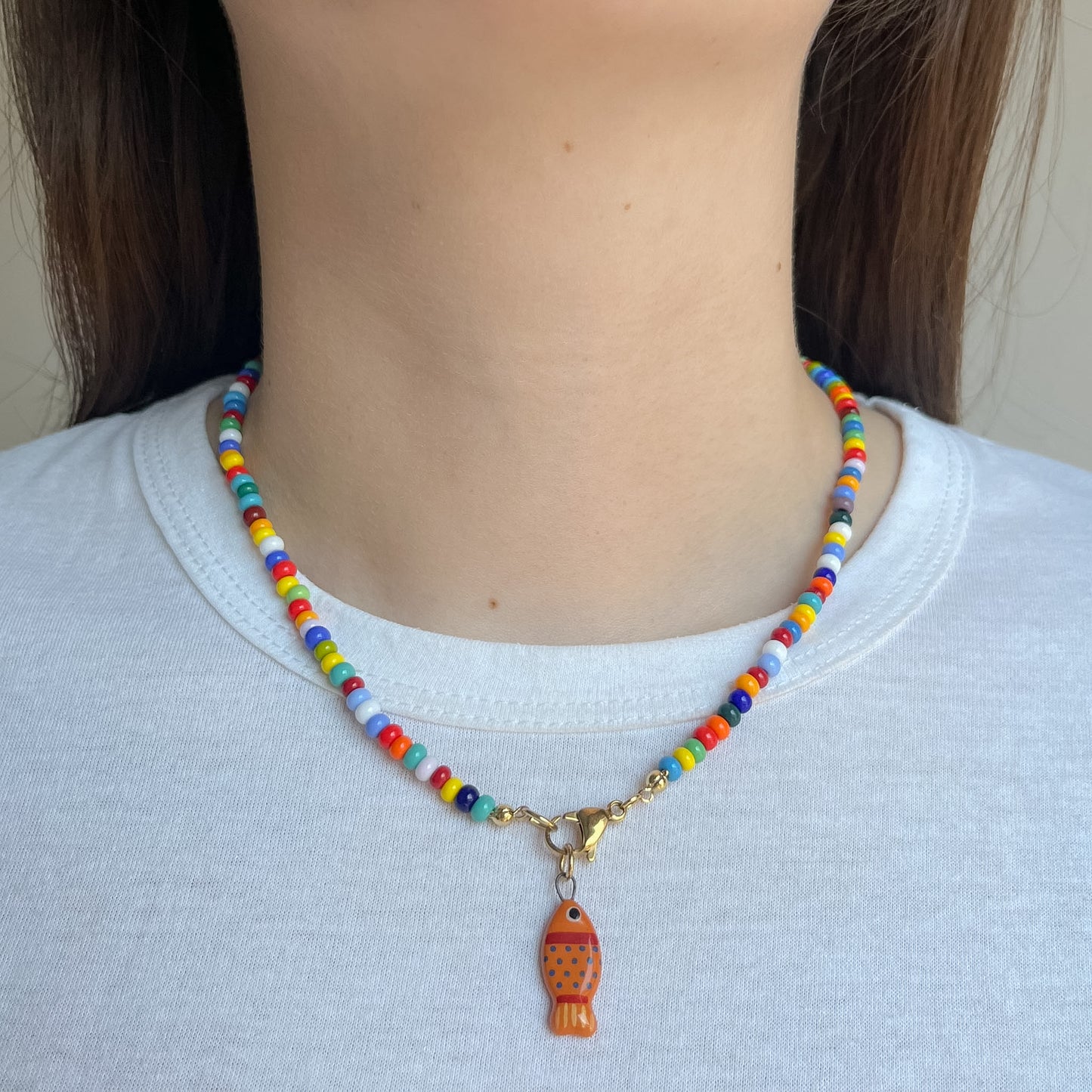 Collana colorata con ciondolo pesciolino arancione