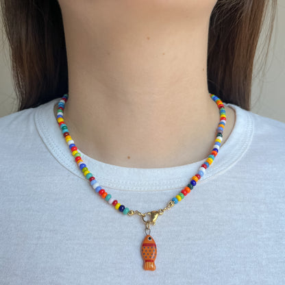 Collana colorata con ciondolo pesciolino arancione