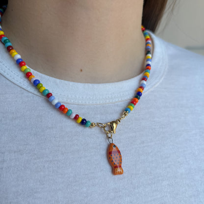 Collana colorata con ciondolo pesciolino arancione