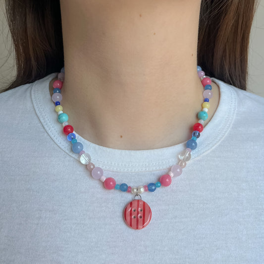 Collana multicolor con ciondolo bottone