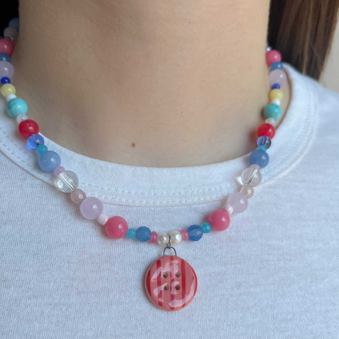 Collana multicolor con ciondolo bottone