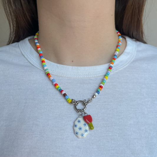Collana colorata con ciondolo fiorellini e tulipano