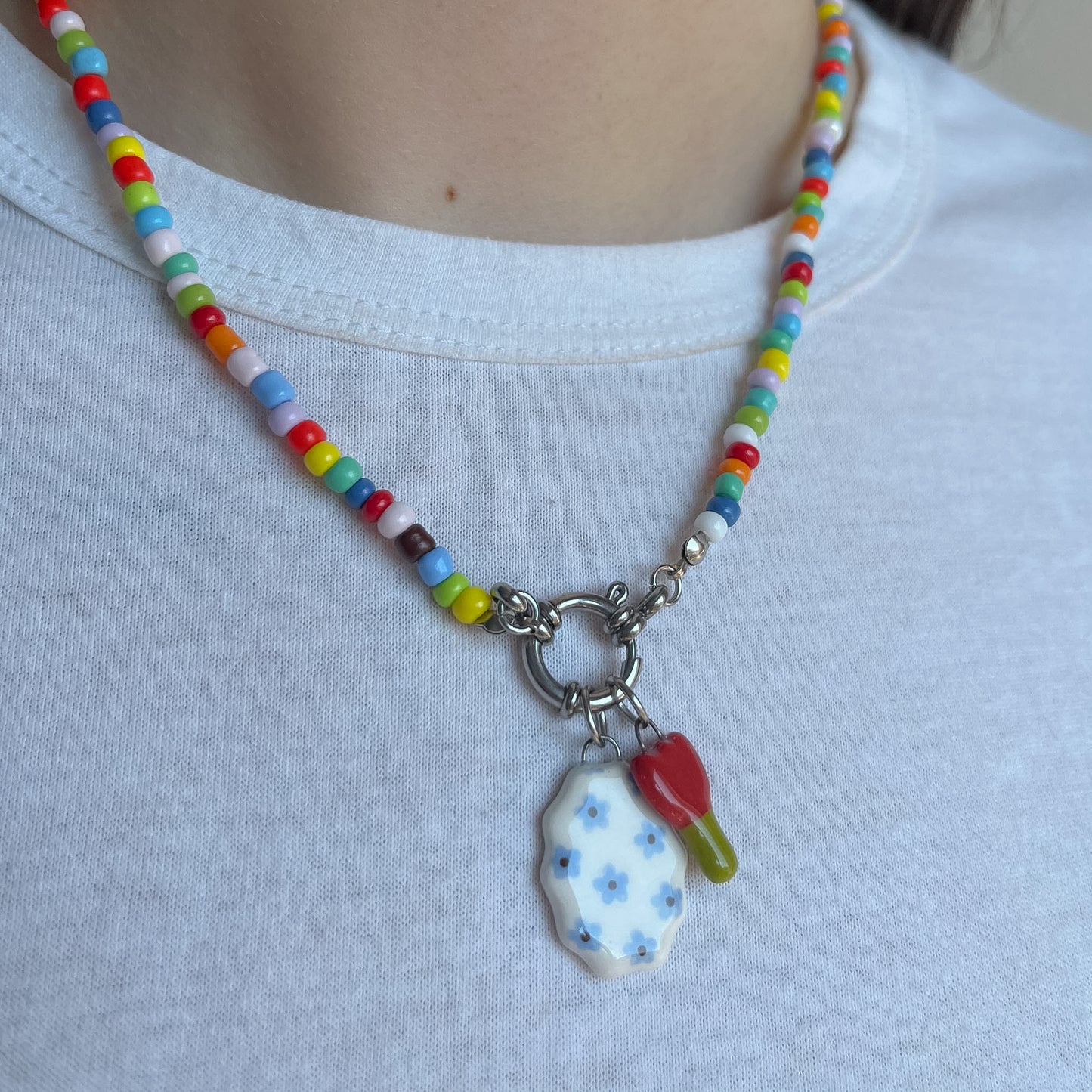 Collana colorata con ciondolo fiorellini e tulipano
