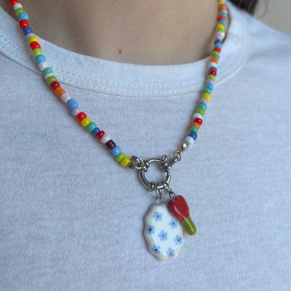 Collana colorata con ciondolo fiorellini e tulipano