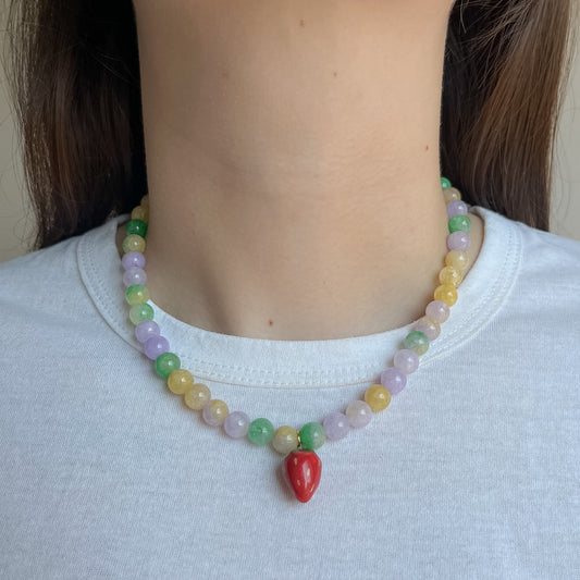 Collana verde gialla e lilla con fragolina