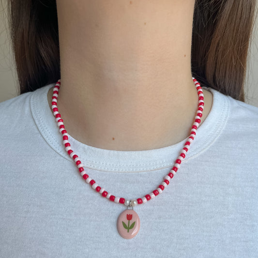 Collana rosa e rossa con ciondolo tulipano