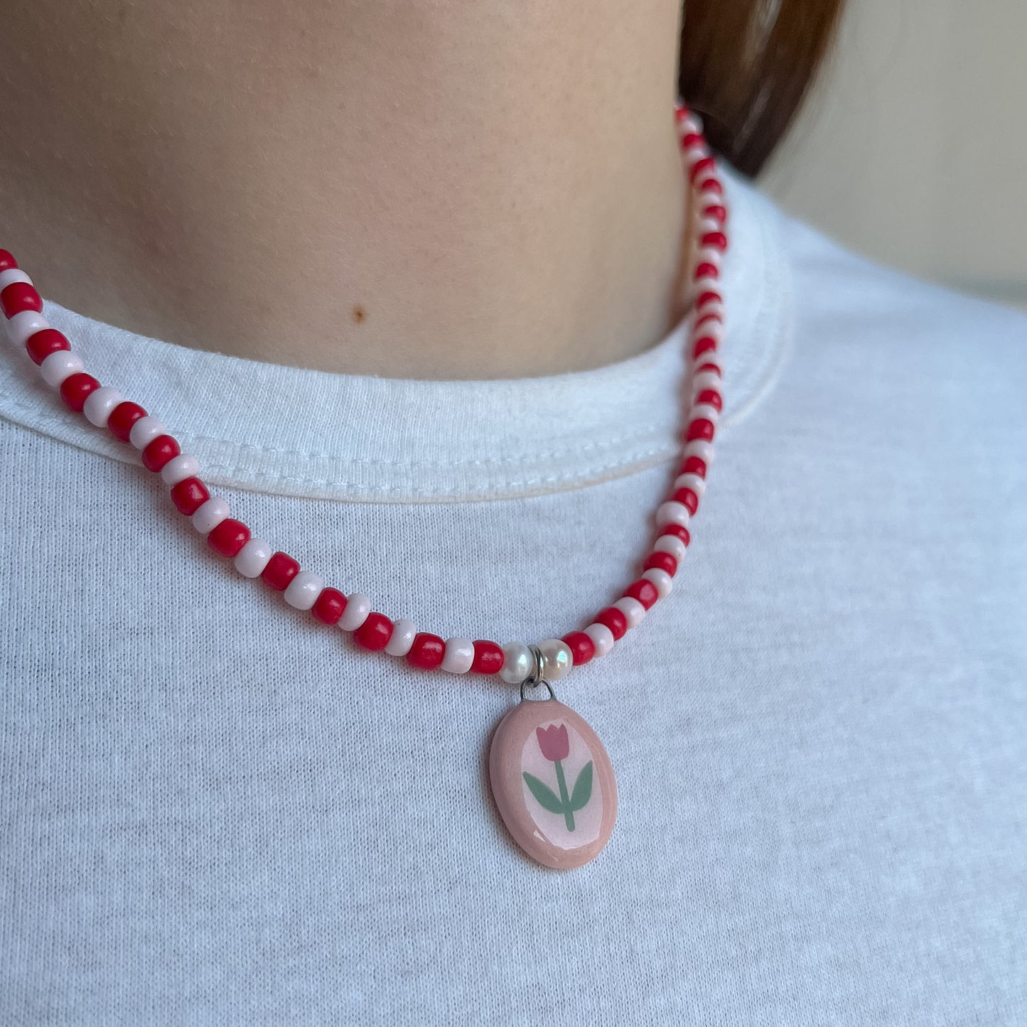 Collana rosa e rossa con ciondolo tulipano